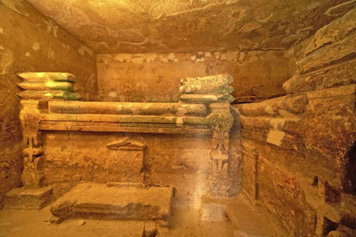 Θάλαμος των Κλινών. Σαρκοφάγοι σε μορφή αμφικέφαλων κλινών (συμποσίου). Φωτ.: Αρχαιολογική Εταιρεία της Αλεξάνδρειας.