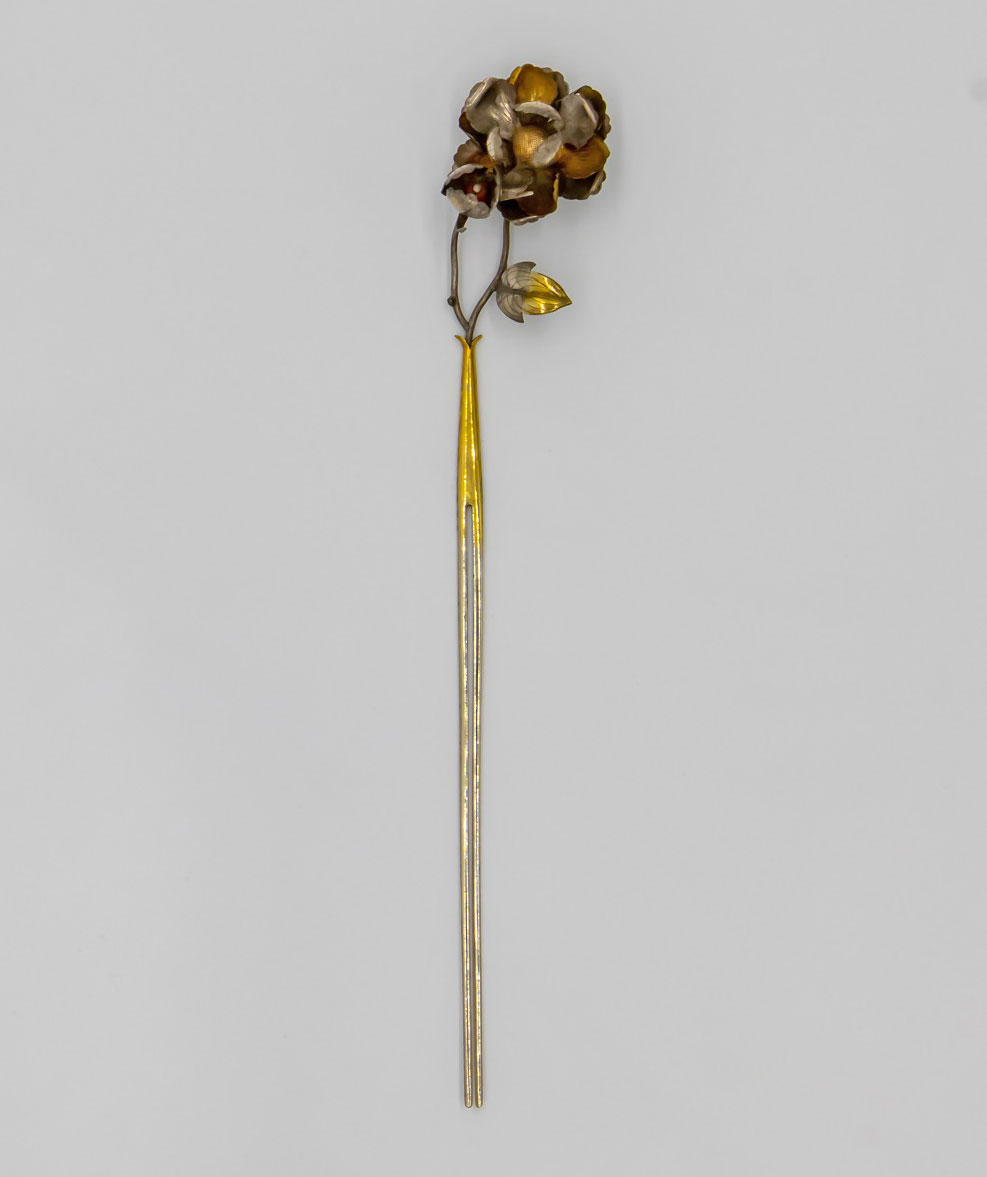 Περόνη κόμμωσης, με άνθη, 19ος αι. © Μουσείο Ασιατικής Τέχνης Κέρκυρας. Πηγή εικόνας: ΠΙΟΠ.