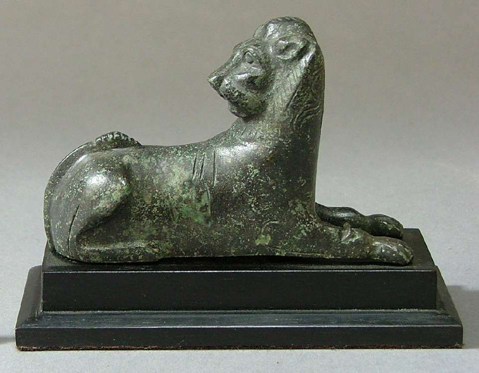 Χάλκινο ειδώλιο ανακεκλιμένου λιονταριού. 6ος αι. π.Χ. Πηγή εικόνας: ΥΠΠΟΑ.