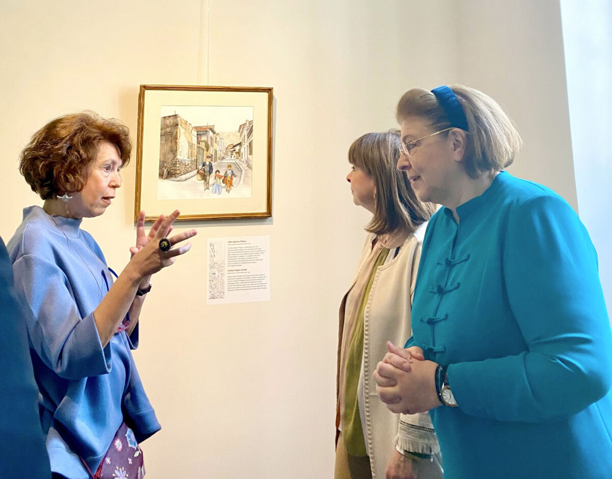 H Άρτεμις Χατζηγιαννάκη, η Κατερίνα Σακελλαροπούλου και η Λίνα Μενδώνη στο χώρο της έκθεσης. Φωτ.: ΥΠΠΟΑ.