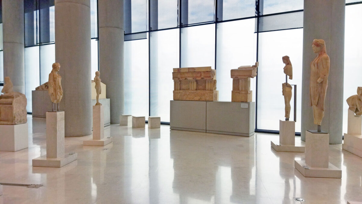 Οι Κόρες της Ακρόπολης στη νέα εκθεσιακή ενότητα της Αίθουσας της Αρχαϊκής Ακρόπολης.