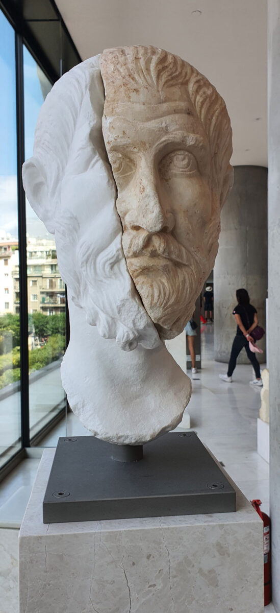 Κεφαλή που αποδίδεται στον ρήτορα Δέξιππο (ΕΑΜ 581) στη βόρεια πτέρυγα του πρώτου ορόφου του Μουσείου Ακρόπολης.