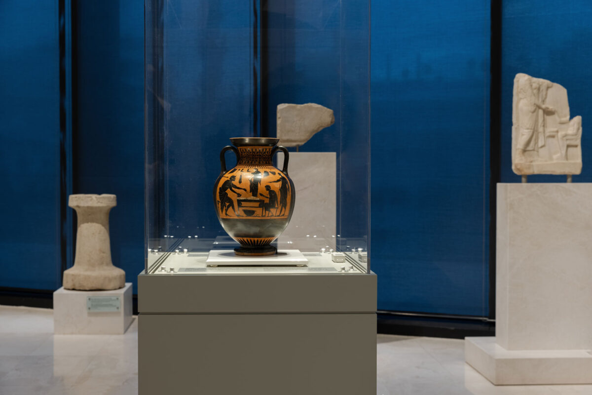 Άποψη της νέας εκθεσιακής ενότητας «Αξιωματούχοι και επαγγελματίες» στην Αίθουσα της Αρχαϊκής Ακρόπολης (φωτ.: Πάρις Ταβιτιάν).