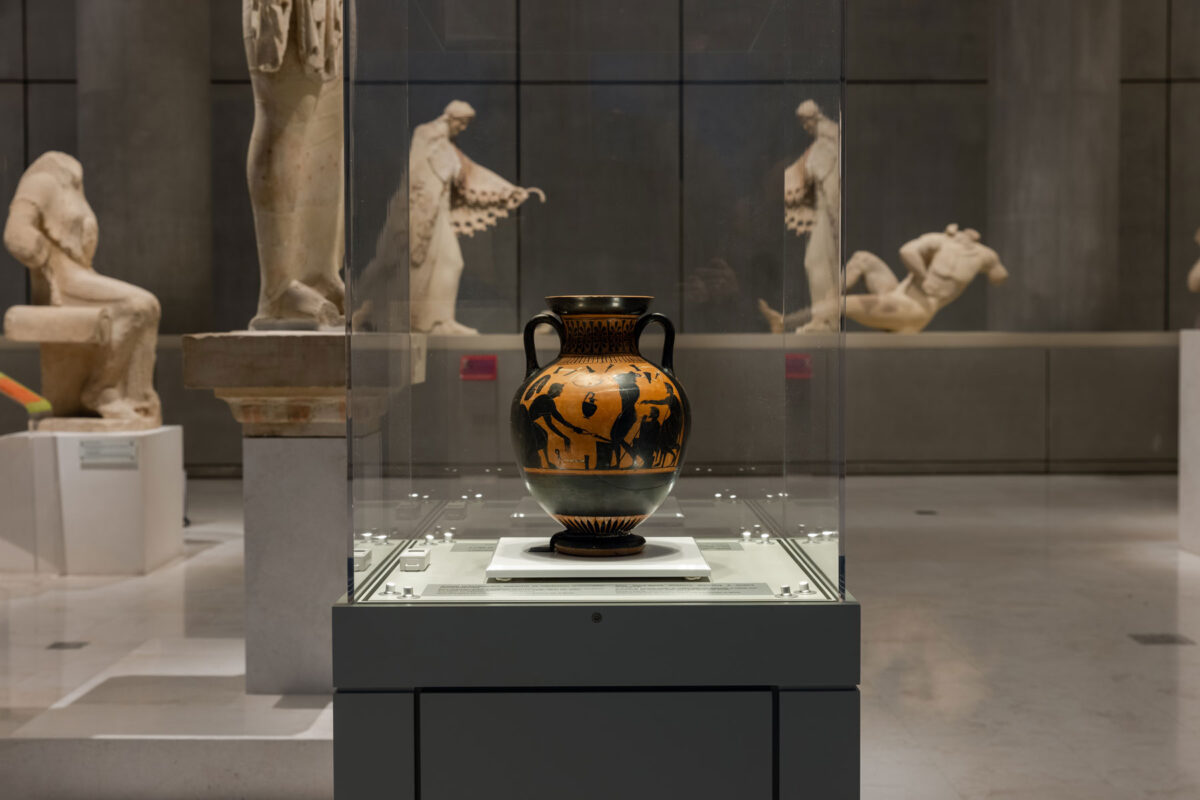 Άποψη της νέας εκθεσιακής ενότητας «Αξιωματούχοι και επαγγελματίες» στην Αίθουσα της Αρχαϊκής Ακρόπολης (φωτ.: Πάρις Ταβιτιάν).