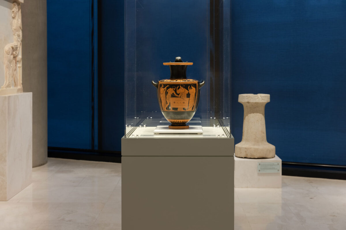 Άποψη της νέας εκθεσιακής ενότητας «Αξιωματούχοι και επαγγελματίες» στην Αίθουσα της Αρχαϊκής Ακρόπολης (φωτ.: Πάρις Ταβιτιάν).