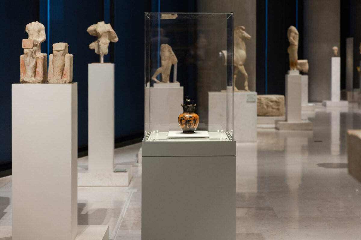 Άποψη της νέας εκθεσιακής ενότητας «Αξιωματούχοι και επαγγελματίες» στην Αίθουσα της Αρχαϊκής Ακρόπολης (φωτ.: Πάρις Ταβιτιάν).