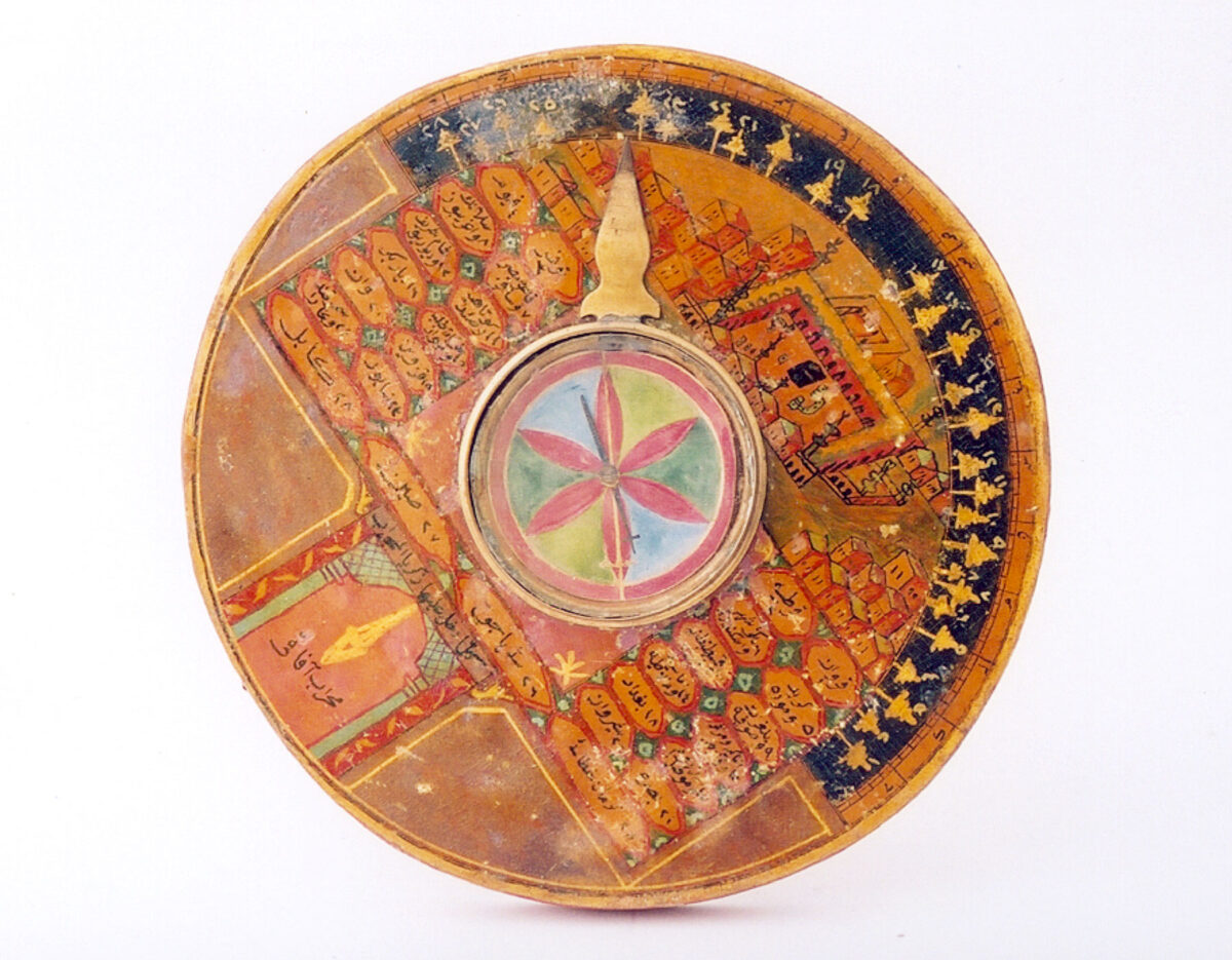 Πυξίδα με προσανατολισμό τη Μέκκα και με αναπαράσταση του τεμένους της από περιοχή της Οθωμανικής Αυτοκρατορίας, 19ος αι. Ξύλο, χαλκός. Μουσείο Μπενάκη, Ισλαμική Συλλογή ΓΕ 14715.