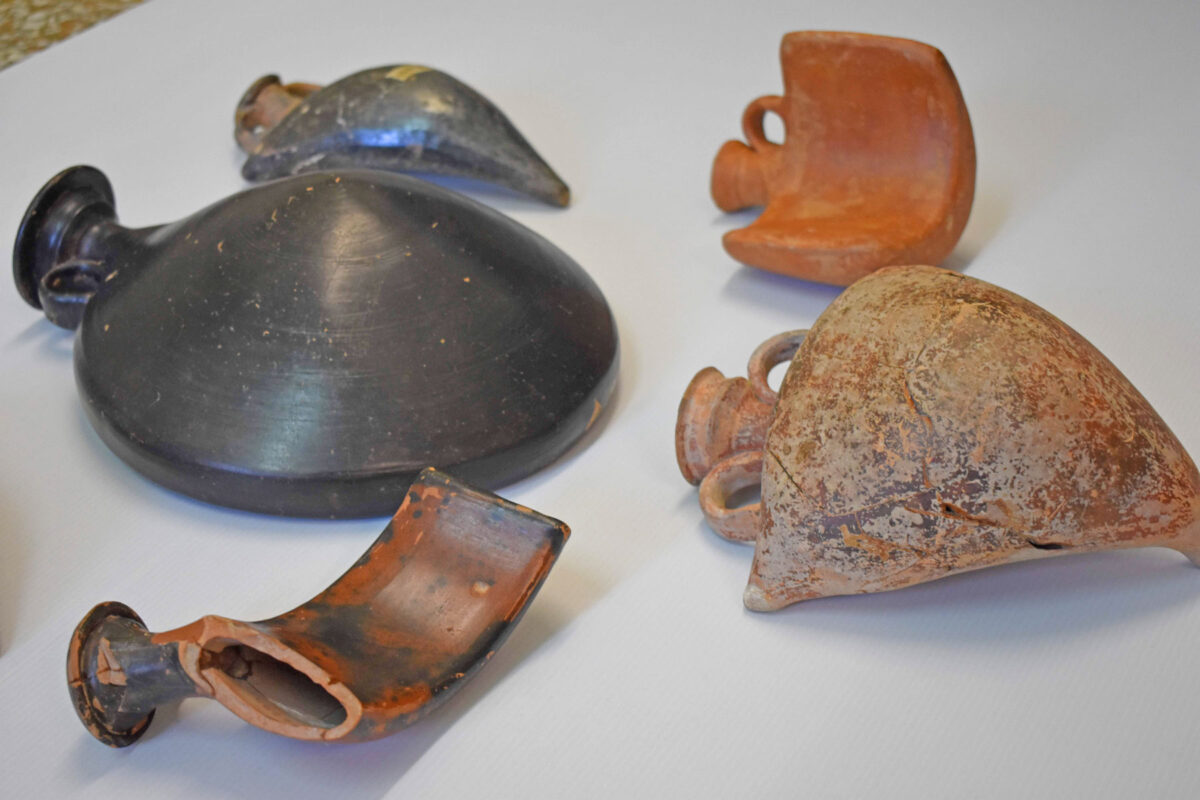 Πήλινες αρχαίες θερμοφόρες από το Εθνικό Αρχαιολογικό Μουσείο. Πηγή εικόνας: ΑΠΕ-ΜΠΕ.
