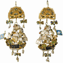 «Μ’ ασήμια και μαλάματα έκτακτα σκαλιγμένα»