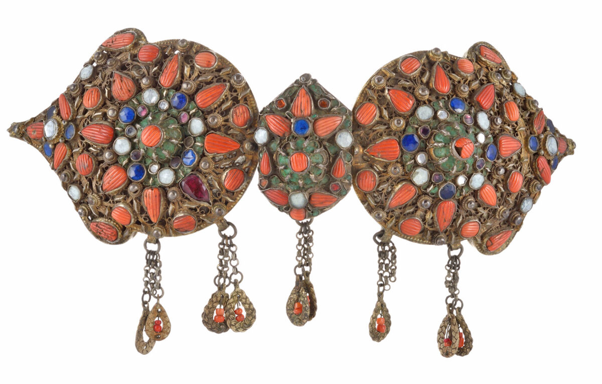 Πόρπη ζώνης με ένθετα εγχάρακτα κοράλλια. Αποδίδεται στη Σαφράμπολη του Πόντου, 19ος αι. Πηγή εικόνας: Μουσείο Μπενάκη.