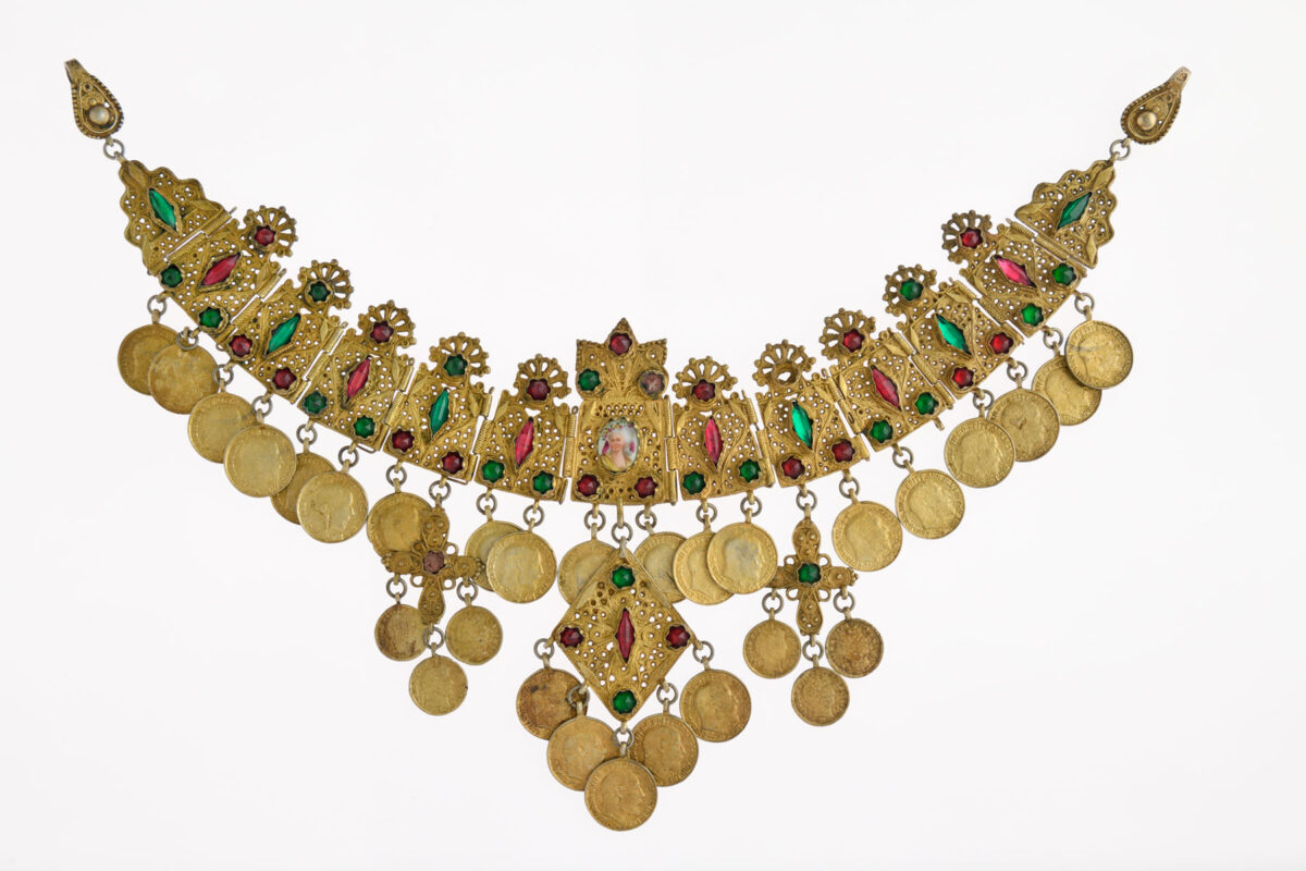 «Γιορντάνι», συρματερό περιδέραιο με κρεμαστά νομίσματα και γυναικείο πορτρέτο-μινιατούρα στο κέντρο. Μεσόγεια Αττικής, β΄ μισό 19ου αι. Πηγή εικόνας: Μουσείο Μπενάκη.