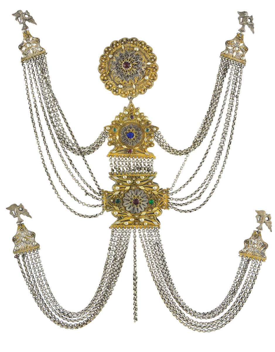 «Κιστέκι», κόσμημα στήθους με συρματερά στοιχεία συνδεδεμένα με αλυσίδες. Θεσσαλία, Καραγκούνηδες, β΄ μισό 19ου αι. Πηγή εικόνας: Μουσείο Μπενάκη.