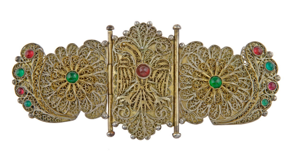 Φυλλόσχημη συρματερή πόρπη ζώνης με δικέφαλο αετό στο κέντρο. Σιάτιστα, 19ος αι. Πηγή εικόνας: Μουσείο Μπενάκη.