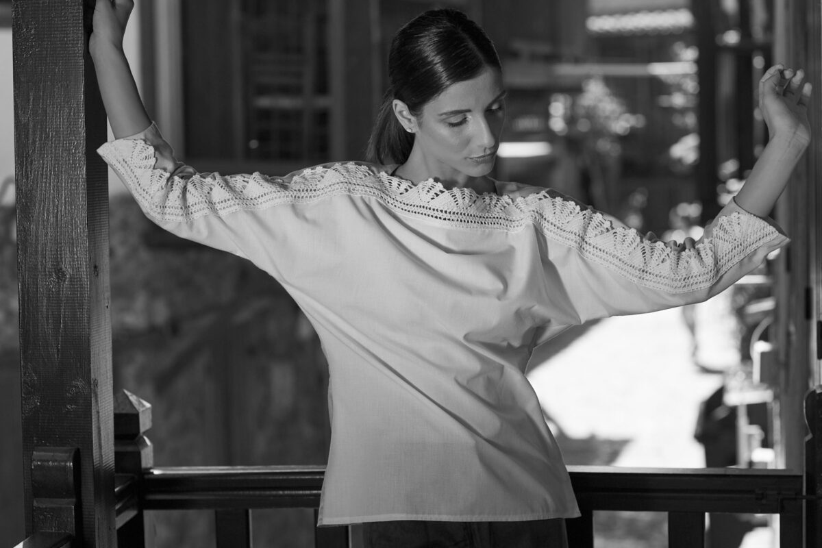 Η Ελένη Κυριάκου έχει χρησιμοποιήσει επιλεγμένα κομμάτια για να δημιουργήσει μια συλλογή γυναικείων ενδυμάτων, επαναχρησιμοποιώντας υλικά στοιχεία της ελληνικής κληρονομιάς. Φωτ.: Ε. Κυριάκου. Πηγή εικόνας: ΑΠΕ-ΜΠΕ.