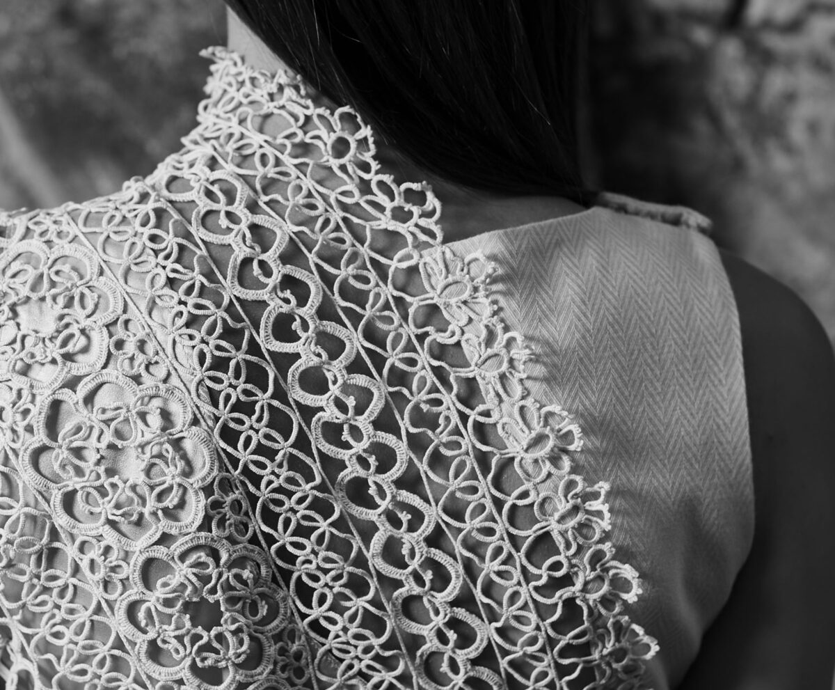 Η Ελένη Κυριάκου έχει χρησιμοποιήσει επιλεγμένα κομμάτια για να δημιουργήσει μια συλλογή γυναικείων ενδυμάτων, επαναχρησιμοποιώντας υλικά στοιχεία της ελληνικής κληρονομιάς. Φωτ.: Ε. Κυριάκου. Πηγή εικόνας: ΑΠΕ-ΜΠΕ.