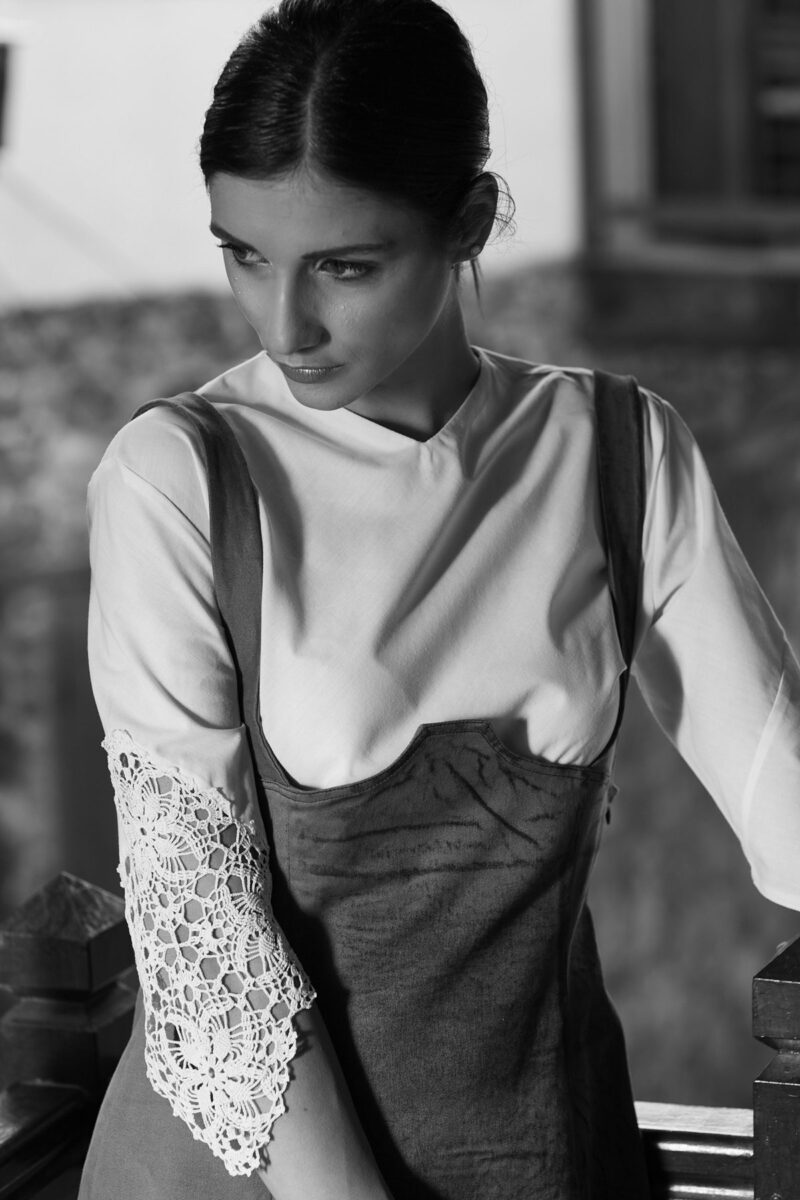 Η Ελένη Κυριάκου έχει χρησιμοποιήσει επιλεγμένα κομμάτια για να δημιουργήσει μια συλλογή γυναικείων ενδυμάτων, επαναχρησιμοποιώντας υλικά στοιχεία της ελληνικής κληρονομιάς. Φωτ.: Ε. Κυριάκου. Πηγή εικόνας: ΑΠΕ-ΜΠΕ.