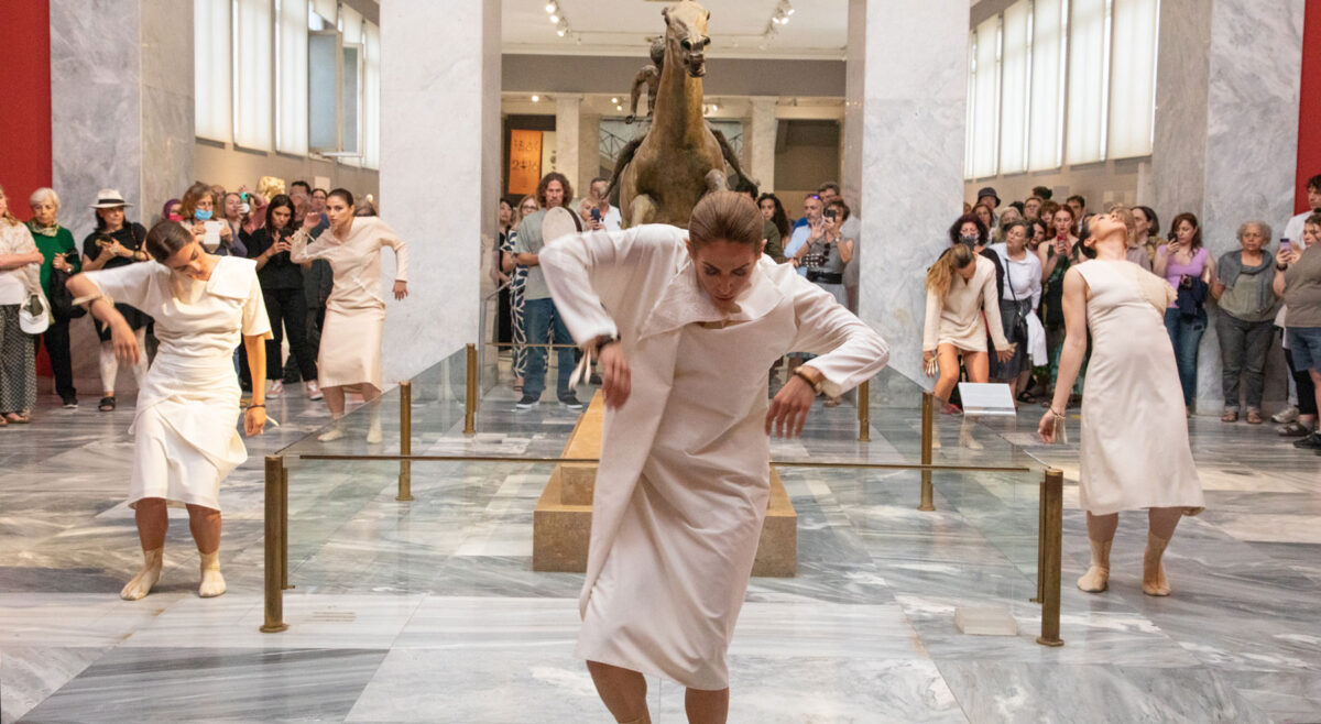 Στιγμιότυπο από το δρώμενο που εξέπληξε ευχάριστα τους επισκέπτες του Εθνικού Αρχαιολογικού Μουσείου. Φωτ.: Ε. Κυριάκου. Πηγή εικόνας: ΑΠΕ-ΜΠΕ.