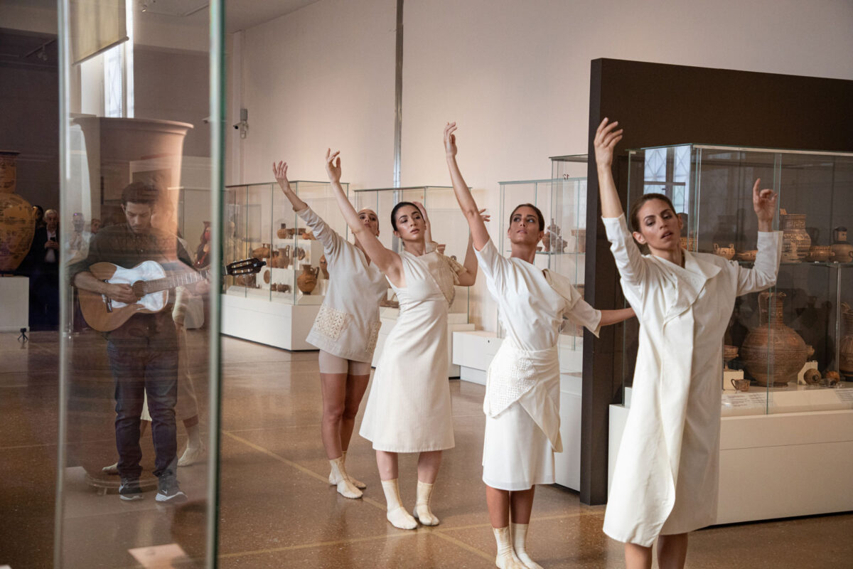 Στιγμιότυπο από το δρώμενο που εξέπληξε ευχάριστα τους επισκέπτες του Εθνικού Αρχαιολογικού Μουσείου. Φωτ.: Ε. Κυριάκου. Πηγή εικόνας: ΑΠΕ-ΜΠΕ.