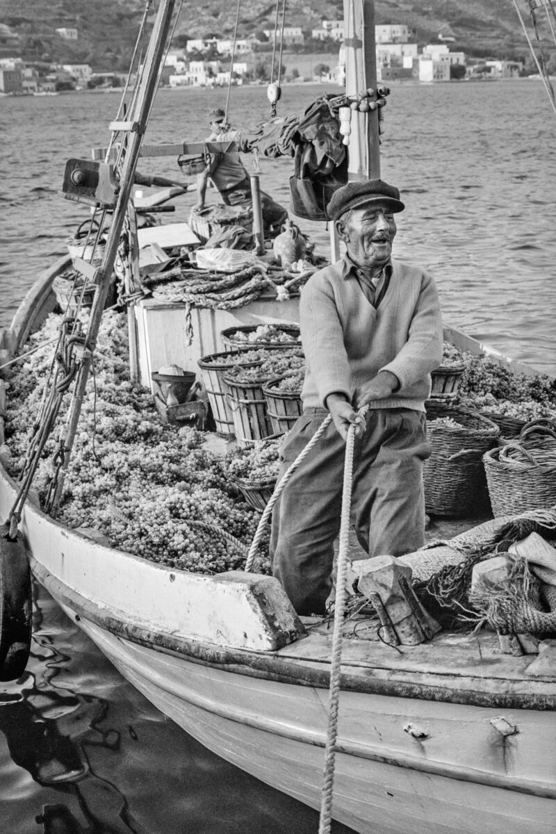 Κατάπολα, Αμοργός, 1960. Φωτογραφία του Ρόμπερτ Μακέιμπ. Πηγή εικόνας: ΑΠΕ-ΜΠΕ.