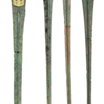 Χάλκινα ξίφη διαφόρων τύπων (1600–1400 π.Χ.).