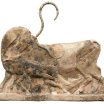 Πλακίδιο από φαγεντιανή με ανάγλυφη παράσταση αγελάδας που θηλάζει το μικρό της (1600 π.Χ.).