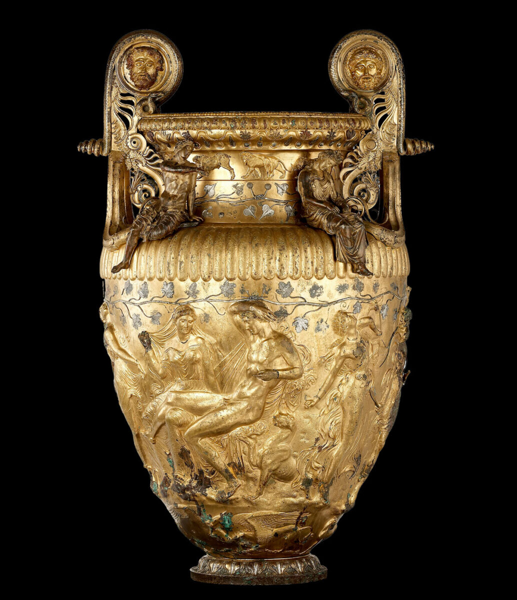 Ο μπρούντζινος Κρατήρας του Δερβενίου. Κεντρικές μορφές της ανάγλυφης παράστασης στο σώμα του αγγείου είναι ο Διόνυσος και η Αριάδνη σε σκηνή ιερού γάμου. 330-320 π.Χ. Αρχαιολογικό Μουσείο Θεσσαλονίκης. Πηγή εικόνας: ΥΠΠΟ.