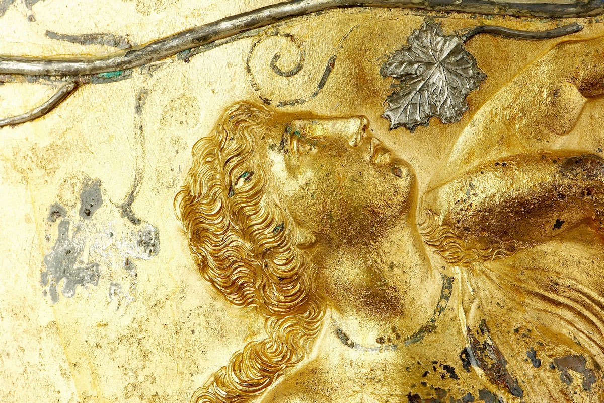 Μαινάδα σε εκστατικό χορό. Λεπτομέρεια από την ανάγλυφη παράσταση που κοσμεί το σώμα του Κρατήρα του Δερβενίου. Αρχαιολογικό Μουσείο Θεσσαλονίκης. Πηγή εικόνας: ΥΠΠΟ.