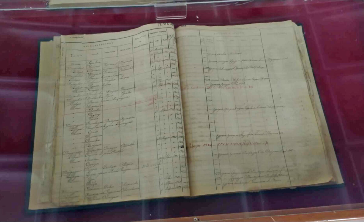 Από την έκθεση «Μετοικεσία. Η συμβολή του Δήμου Θεσσαλονίκης στην πολιτογράφηση και αποκατάσταση των μικρασιατών προσφύγων, μέσα από τα αρχεία του ΚΙΘ». Πηγή εικόνας: ΑΠΕ-ΜΠΕ.