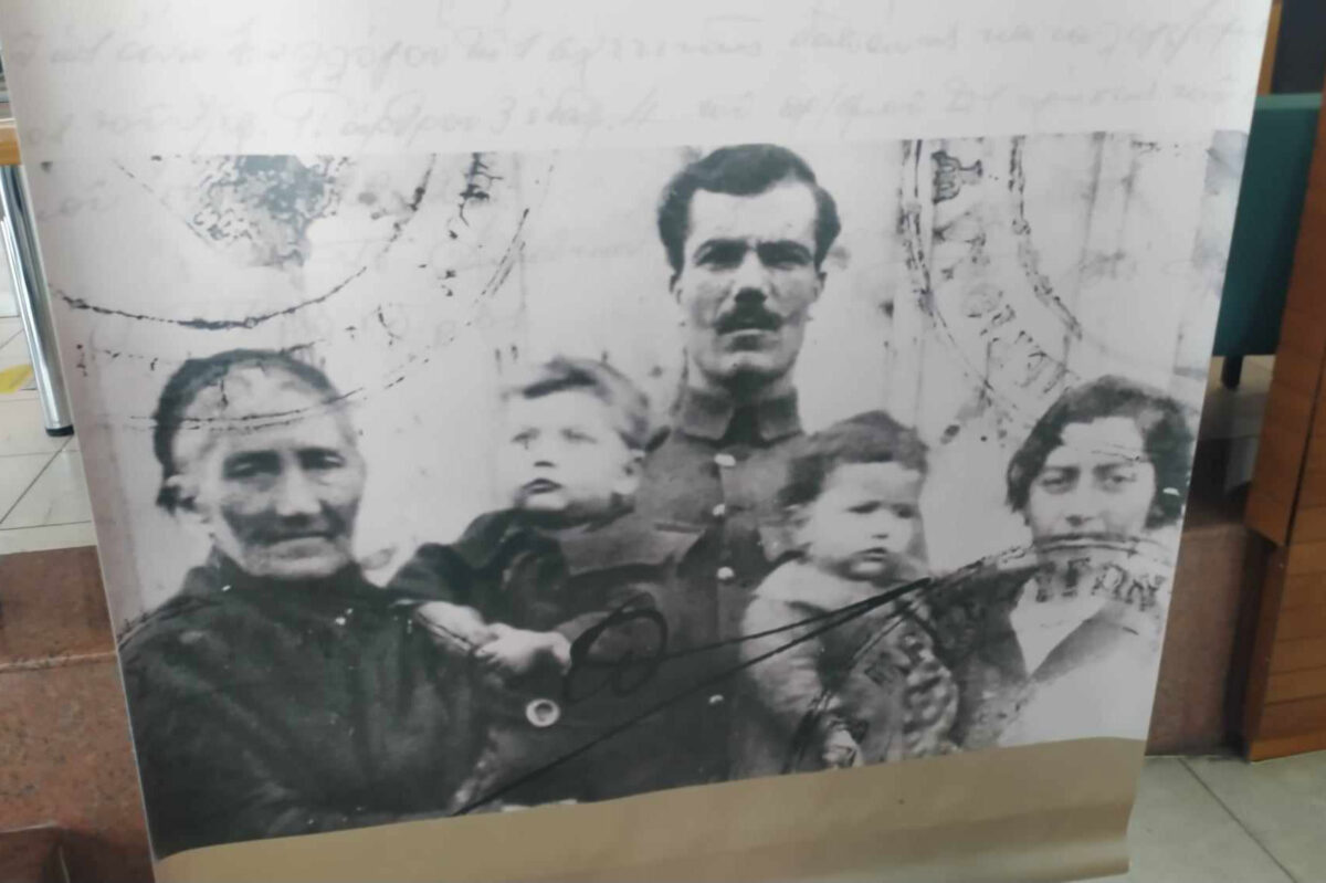 Από την έκθεση «Μετοικεσία. Η συμβολή του Δήμου Θεσσαλονίκης στην πολιτογράφηση και αποκατάσταση των μικρασιατών προσφύγων, μέσα από τα αρχεία του ΚΙΘ». Πηγή εικόνας: ΑΠΕ-ΜΠΕ.