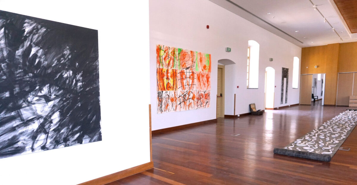 Άποψη της έκθεσης του Γιώργου Ξένου «Η Ελευθερία του Εγκλεισμού» στο Καποδιστριακό Ορφανοτροφείο - πρώην Φυλακές Αίγινας. Πηγή εικόνας: ΥΠΠΟ.