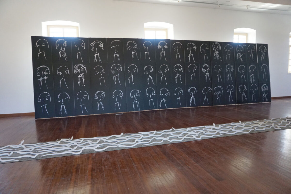 Άποψη της έκθεσης του Γιώργου Ξένου «Η Ελευθερία του Εγκλεισμού» στο Καποδιστριακό Ορφανοτροφείο - πρώην Φυλακές Αίγινας. Πηγή εικόνας: ΥΠΠΟ.