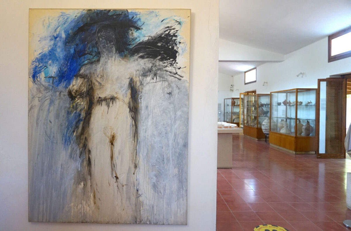 Άποψη της έκθεσης του Γιώργου Ξένου «Πορευόμενοι στην Ιερότητα» στο Αρχαιολογικό Μουσείο της Κολώνας. Πηγή εικόνας: ΥΠΠΟ.