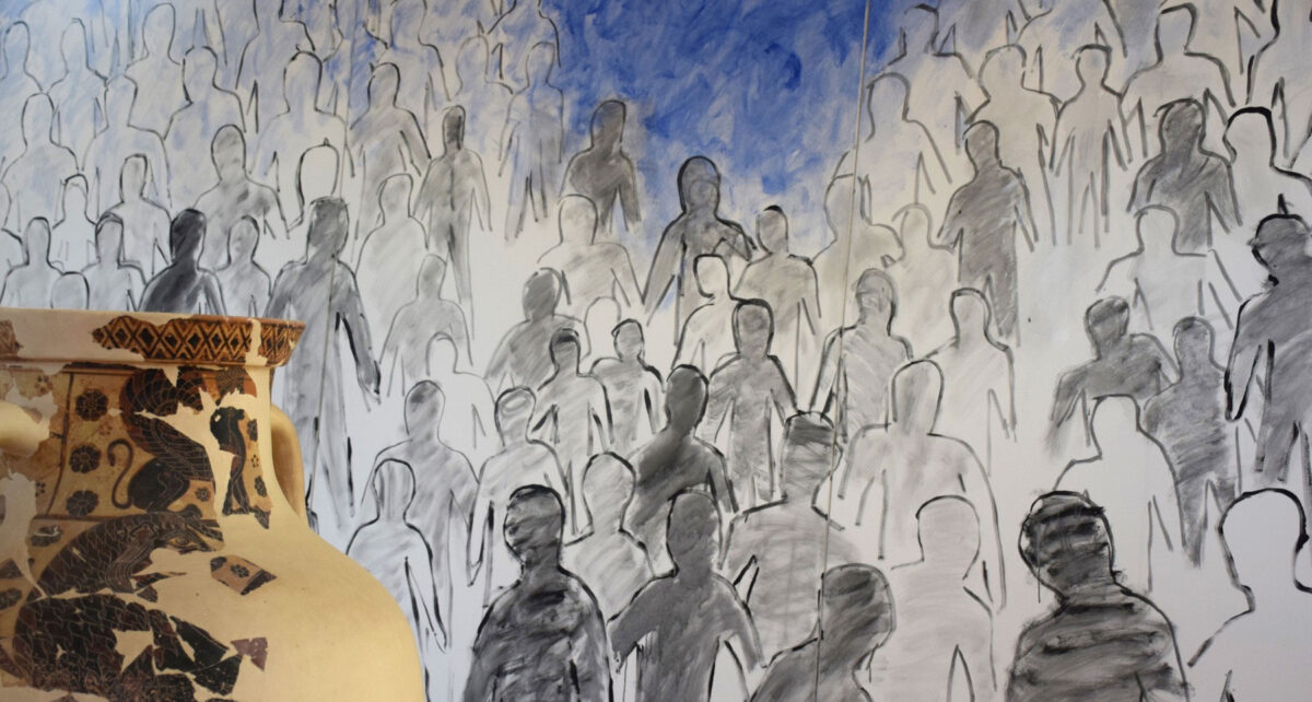 Άποψη της έκθεσης του Γιώργου Ξένου «Πορευόμενοι στην Ιερότητα» στο Αρχαιολογικό Μουσείο της Κολώνας. Πηγή εικόνας: ΥΠΠΟ.