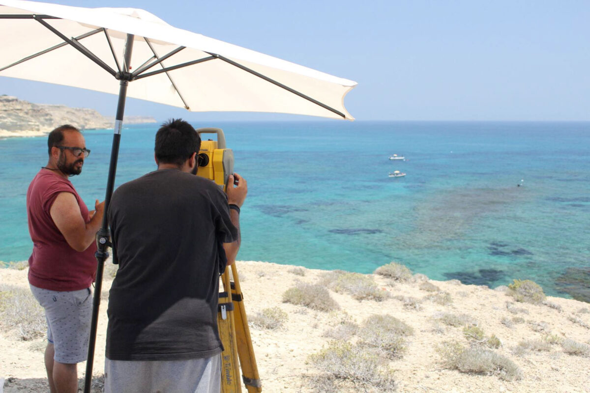 Τοπογραφική επισκόπηση του λιμενοβραχιόνα με τη χρήση του Γεωδαιτικού Σταθμού (Total Station) (φωτ. Simon James).