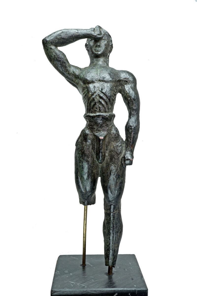 Χάλκινο αγαλματίδιο με αρ. κατ. ΕΑΜ Π 6284, που αποδίδει τον μινωικό τύπο του λατρευτή και έχει φερόμενη προέλευση από την Μίλατο των Μαλίων. Πηγή εικόνας: Εθνικό Αρχαιολογικό Μουσείο.