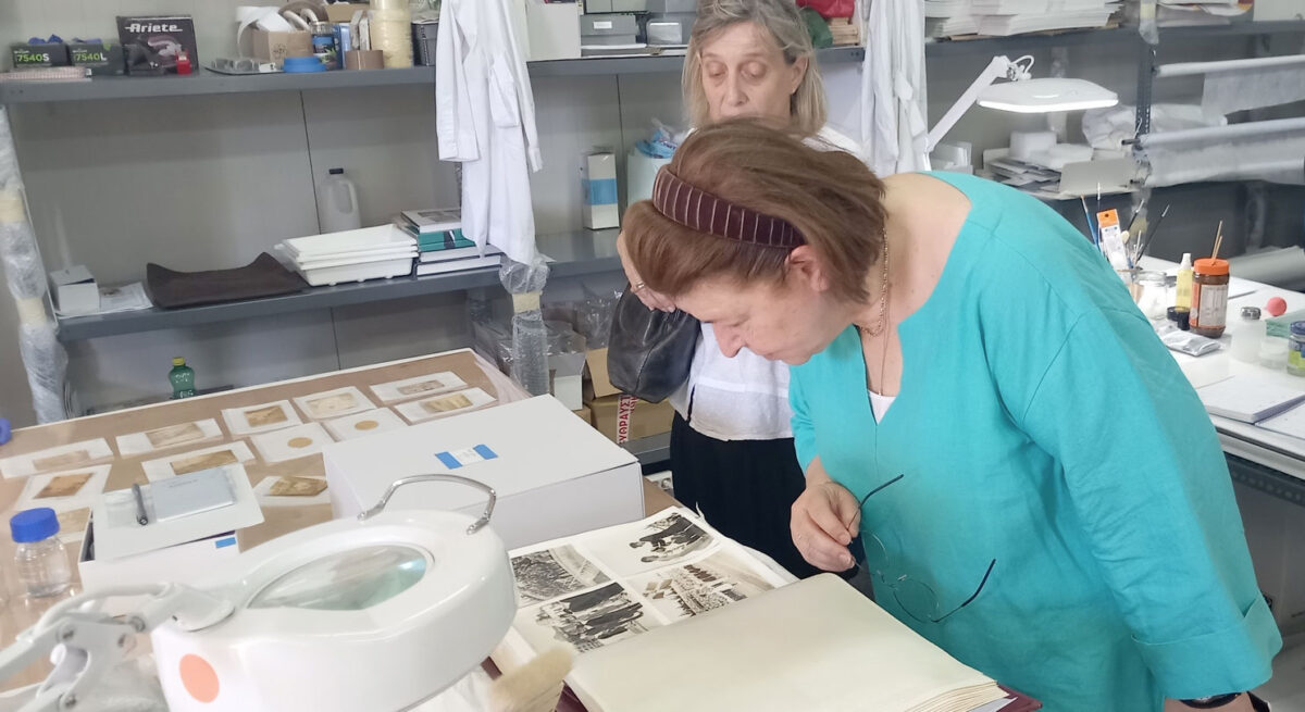 Η Λ. Μενδώνη στα εργαστήρια συντήρησης των χαρτώου υλικού του Κτήματος (φωτ.: ΥΠΠΟ).