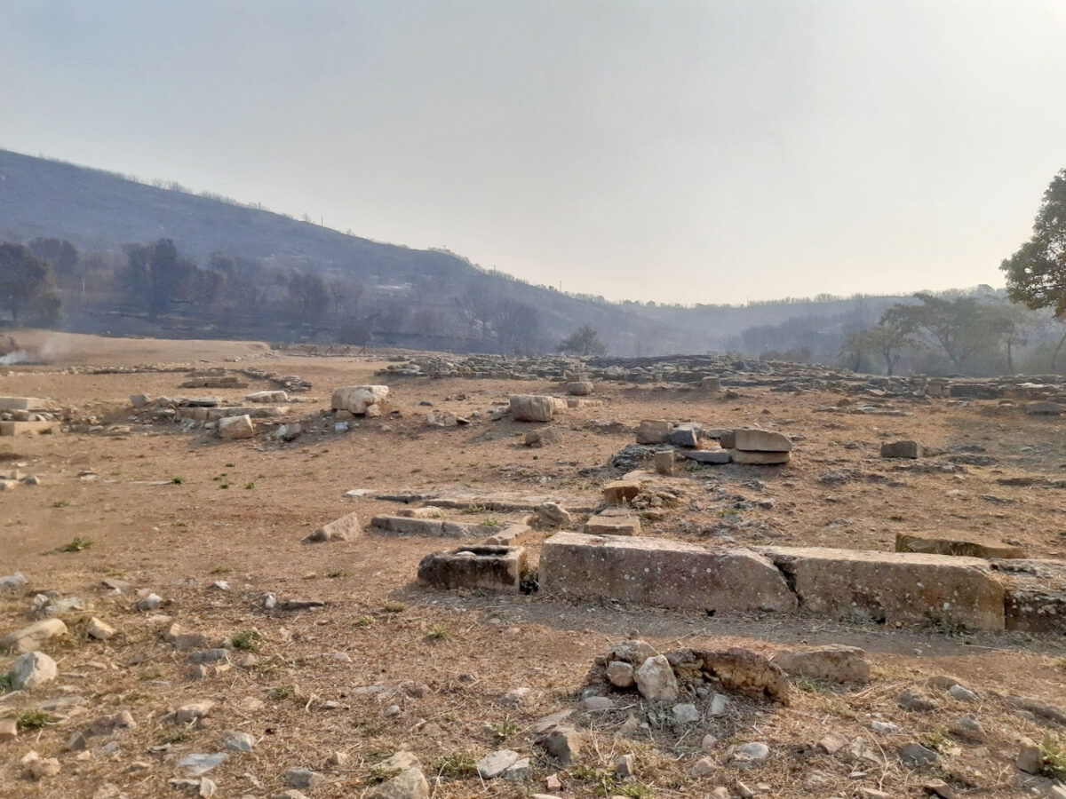 Ζημιές που προκάλεσε η φωτιά κατά το περάσμά της από τον αρχαιολογικό χώρο της Αρχαίας Ζώνης. Πηγή εικόνας: ΥΠΠΟ.