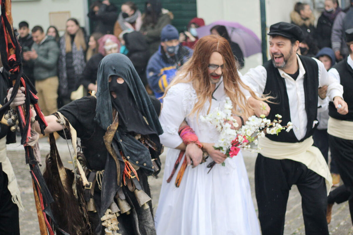 Μπαμπούγερα: στιγμιότυπο από τον σατυρικό γάμο. Πηγή εικόνας: ΥΠΠΟ.