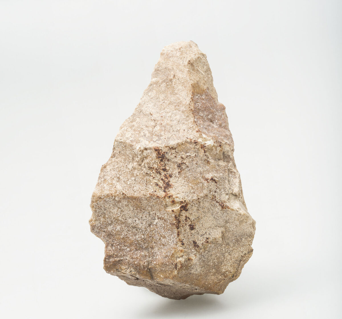 Χειροπέλεκυς σε φολίδα, Ροδαφνίδια, Λέσβος, ελάχιστη ηλικία 300.000-200.000 χρόνια. Πυριτόλιθος θερμών πηγών. Ανασκαφή Πανεπιστημίου Κρήτης. © ΕΦΑ Λέσβου, Αρχαιολογικό Μουσείο Μυτιλήνης, αρ. εισ. ΠΛΘ58. Φωτ.: Βασίλης Τσώνης.