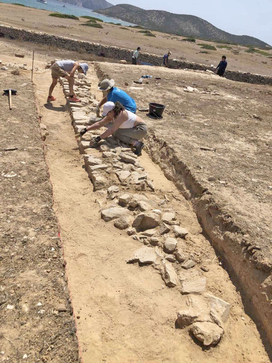 Ανασκαφή του ανατολικού τοίχου της κατασκευής (λήψη από Β). Πηγή εικόνας: ΥΠΠΟ.