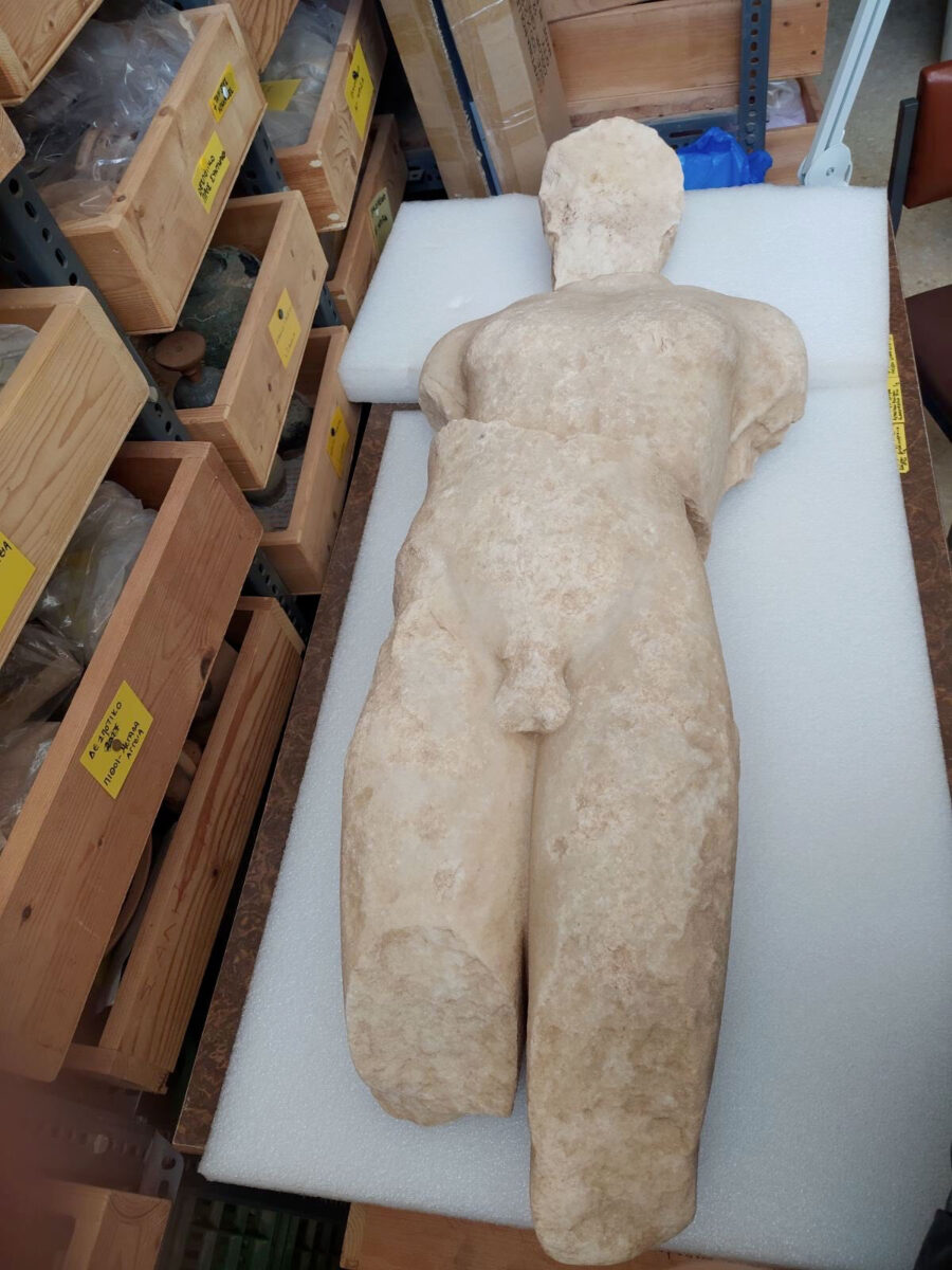Ο αρχαϊκός κούρος στο Αρχαιολογικό Μουσείο Πάρου. Πηγή εικόνας: ΥΠΠΟ.