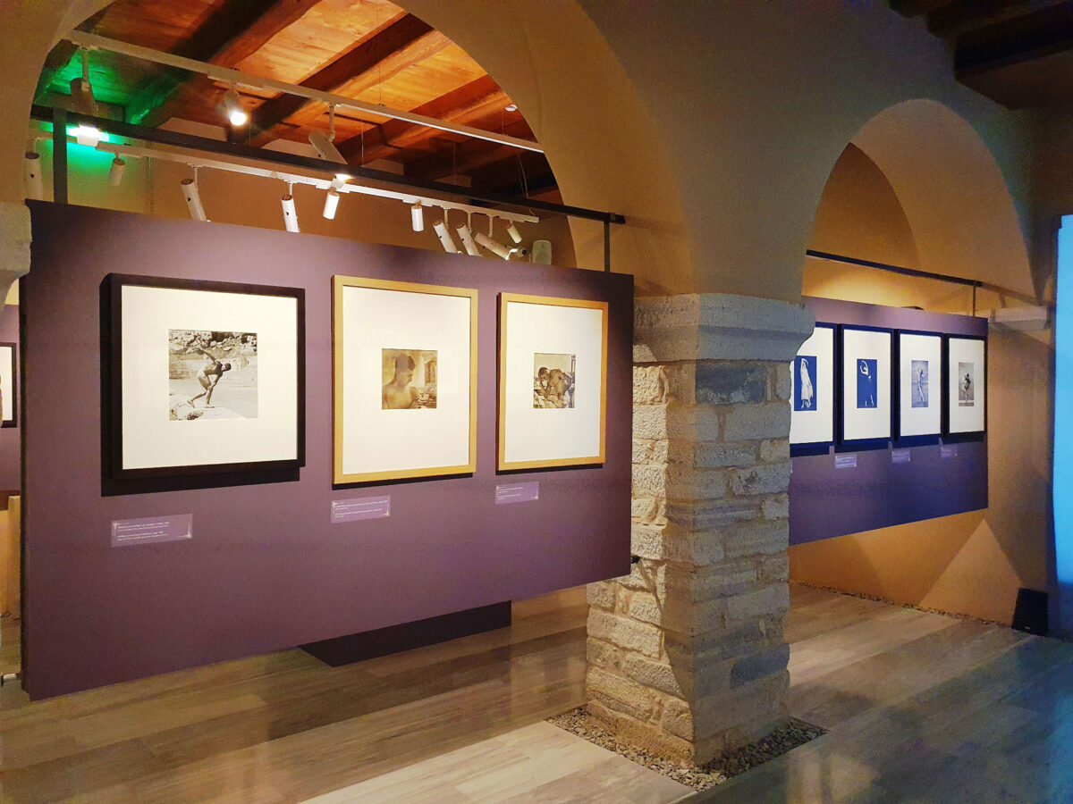 Από την έκθεση «NELLY'S» στο Μαρμάρινο Σπίτι της Δράμας. Πηγή εικόνας: ΑΠΕ-ΜΠΕ.