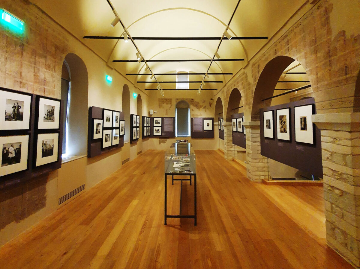 Από την έκθεση «NELLY'S» στο Μαρμάρινο Σπίτι της Δράμας. Πηγή εικόνας: ΑΠΕ-ΜΠΕ.