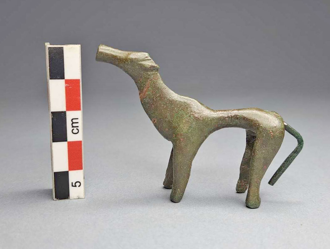 Αρχαία Ελίκη: Χάλκινο ειδώλιο ζώου, πιθανότατα σκύλου, από την ανασκαφή των τετραγώνων ανατολικά του αψιδωτού οικοδομήματος του 8ου αι. π.Χ. Πηγή εικόνας: ΥΠΠΟ.