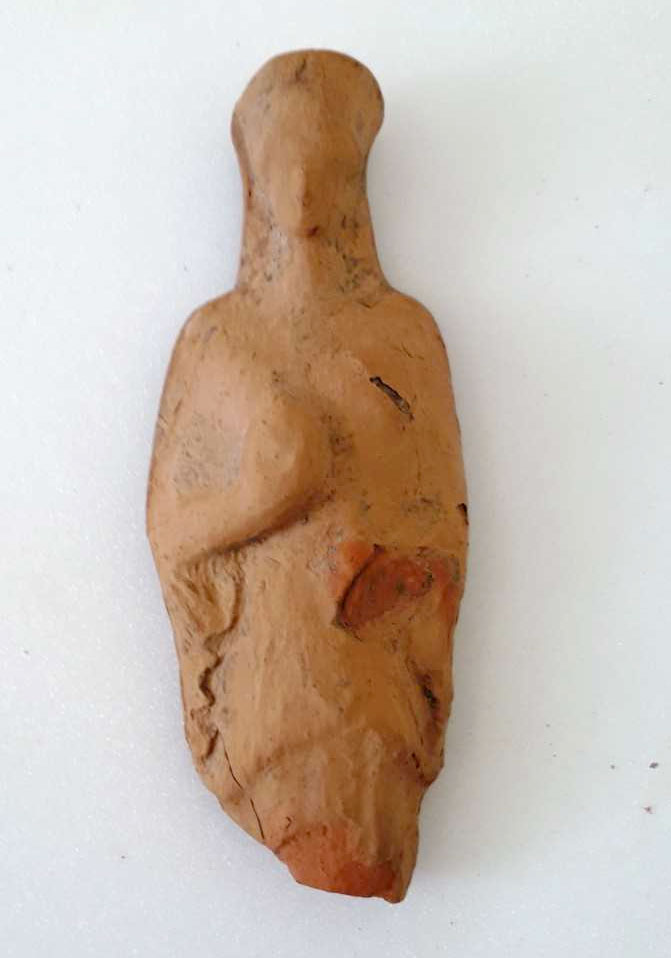 Αρχαία Ελίκη: Πήλινο ειδώλιο γυναικείας μορφής από το κτήριο της Αρχαϊκής εποχής. Πηγή εικόνας: ΥΠΠΟ.