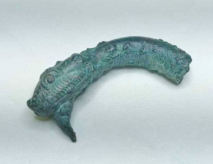 Αρχαία Ελίκη: Χάλκινη κεφαλή φιδιού, πιθανότατα από σκήπτρο, από την ανασκαφή του κτηρίου της Aρχαϊκής εποχής. Πηγή εικόνας: ΥΠΠΟ.