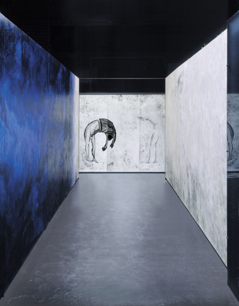 Γιώργος Χατζημιχάλης, «Officinae Pictorum / circa 1221», 1985-1987, εγκατάσταση και μαυρόασπρη φωτογραφία σε ξύλο, 204x249x4 εκ., Μακεδονικό Μουσείο Σύγχρονης Τέχνης, Θεσσαλονίκη.