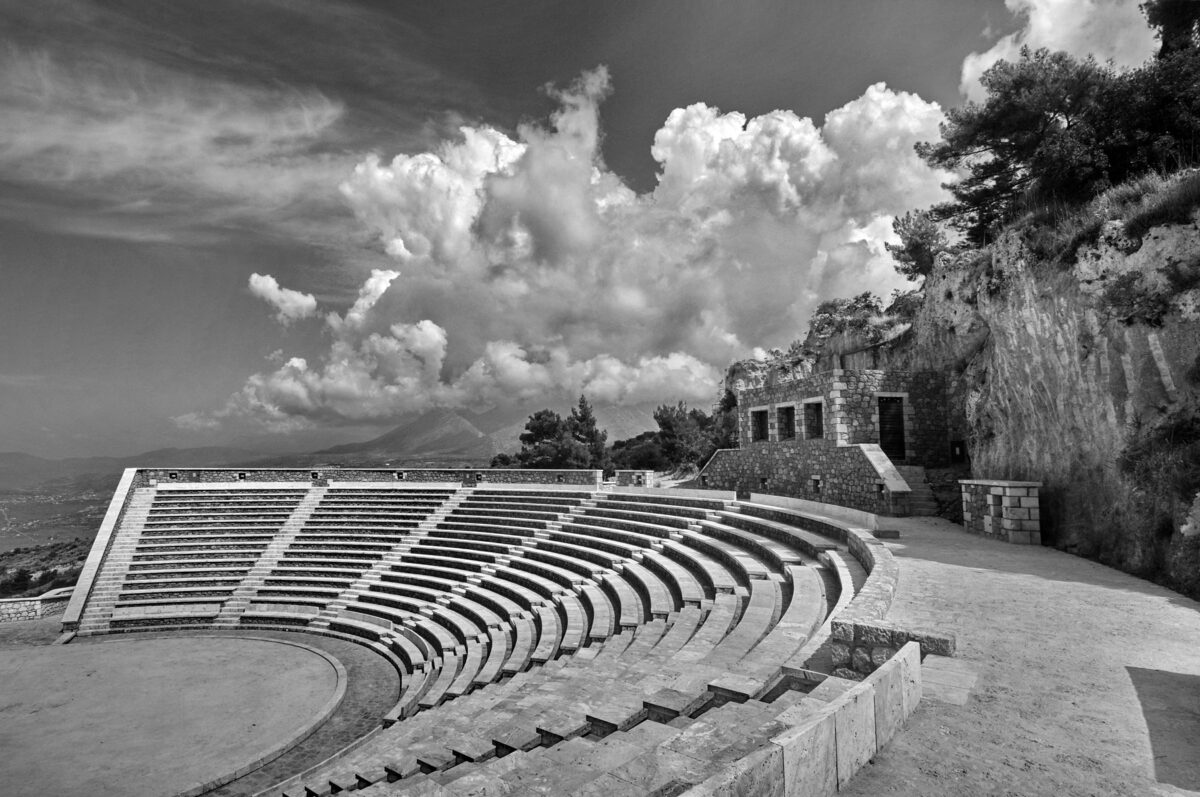 Υπαίθριο Θέατρο Μάνης, σχεδιασμένο από τον Μάνο Περράκη το 2004. Φωτ.: Γιώργος Τριανταφύλλου.