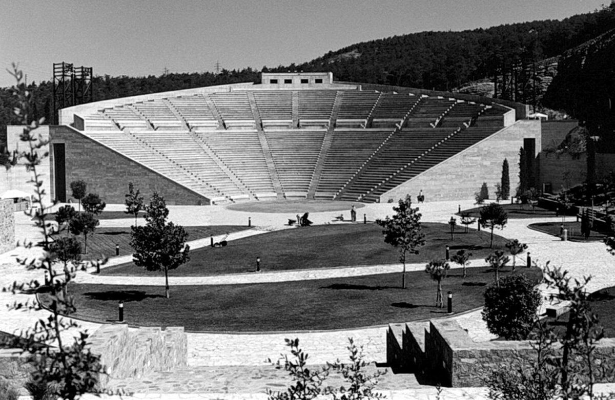 Το υπαίθριο Θέατρο Γης στη Θεσσαλονίκη, που σχεδίασε ο Μάνος Περράκης το 1996. Φωτ.: Αντώνης Μαμίλλος.