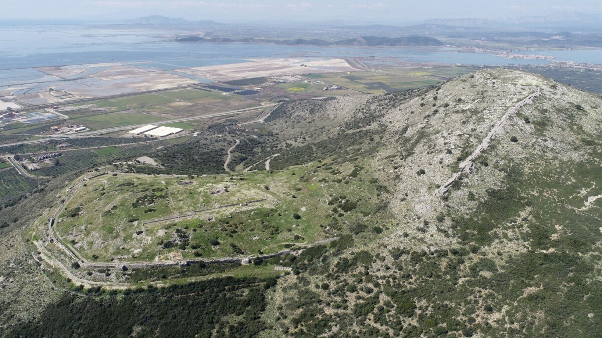 Πλευρώνα: αεροφωτογραφία της αρχαίας πόλης με τη λιμνοθάλασσα του Μεσολογγίου. Πηγή εικόνας: ΥΠΠΟ.